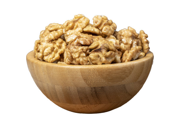 核桃孤立在白色背景。木碗核桃仁。超级食物。素食概念。健康的零食。近距离图片下载