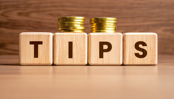 提示字与金币木块在桌子上与黄色的想法背景的业务横幅概念图片下载