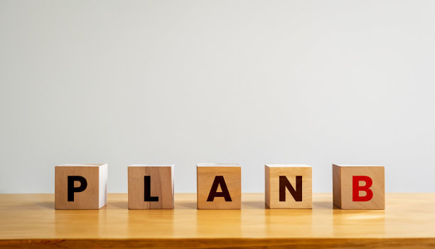 计划B字在木块上的桌子背景的商业横幅概念图片下载