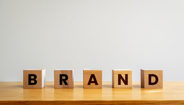 品牌字木块上的桌子与黄色的想法背景的业务横幅概念图片下载