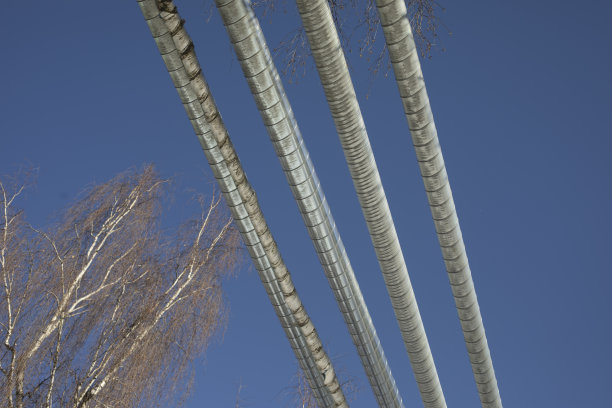 冬天街道上的水管。钢制加热管。行业的细节。图片下载