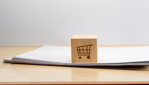 背景是木制立方体上的购物车标志图片下载
