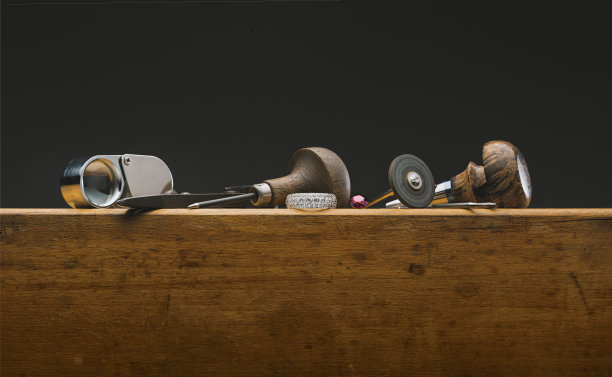 珠宝商雕刻钻石和黄金珠宝图片下载