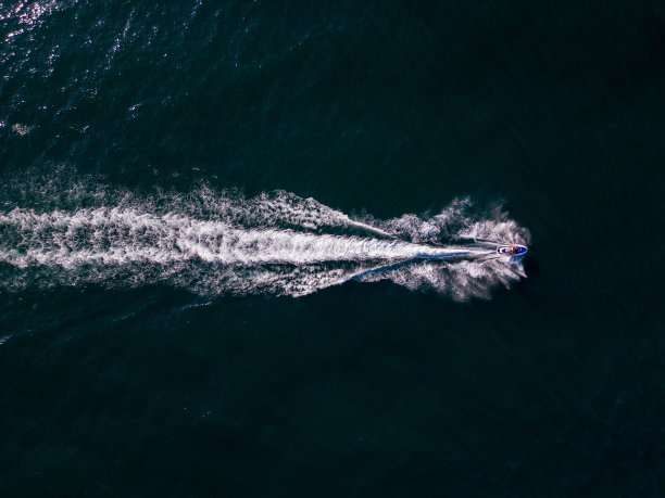 水上摩托艇竞速海浪鸟瞰图图片下载