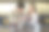 年轻漂亮的夫妇在餐厅。一个两口之家坐在餐桌旁使用平板电脑。图片下载