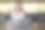 年轻女子在家里喝着橙汁，用笔记本电脑工作图片下载