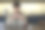 男子早上在厨房用智能手机工作图片下载