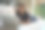 穿着居家装的女人躺在沙发上，手里拿着笔记本电脑图片下载