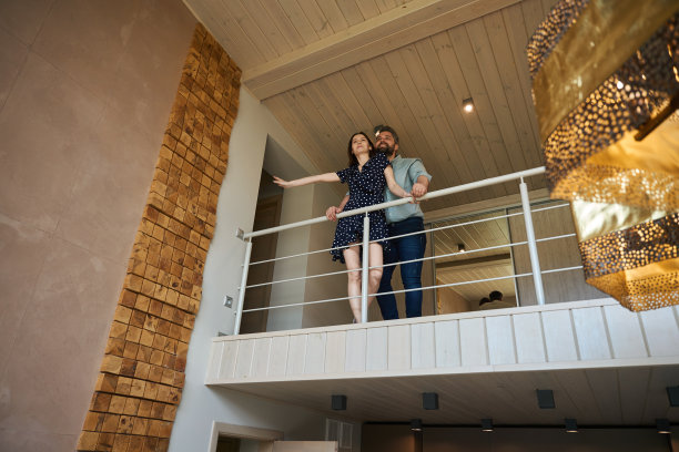 幸福的夫妻站在二楼图片下载