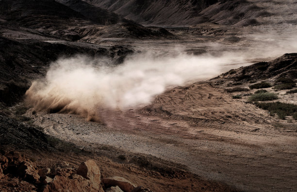 Landmanalaugar土路美丽，崎岖，泥泞的地形为最终的四驱4x4。图片下载