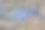 一件又旧又脏的蓝色羊毛衫上的垃圾图片下载