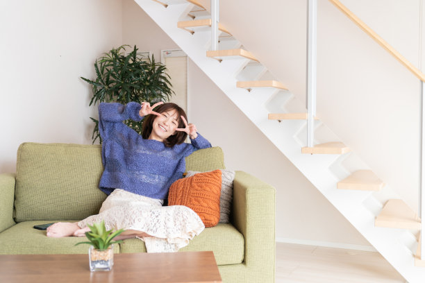 迷人的亚洲女人放松图片下载