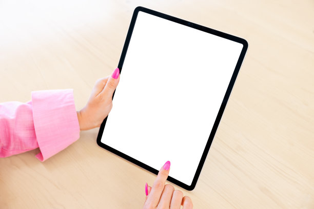 使用数字平板电脑的人的特写照片，垂直屏幕模型图片下载