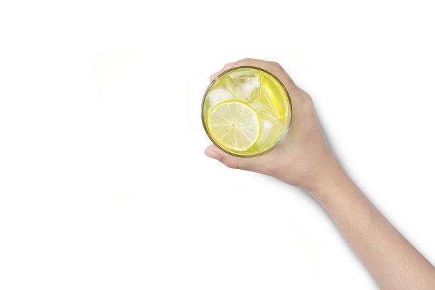 手握杯柠檬汁或柠檬汁孤立在白色背景。图片下载
