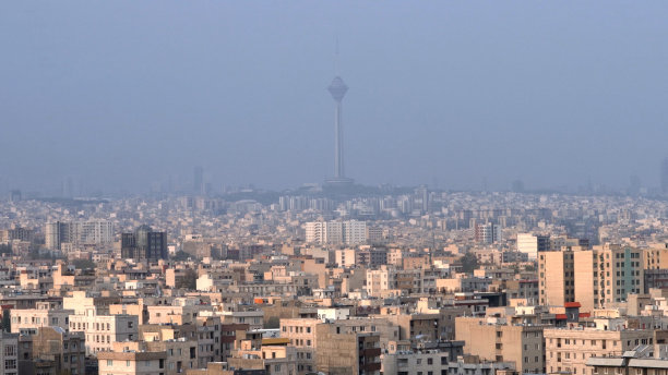 从米拉德塔可以看到德黑兰的城市景观图片下载