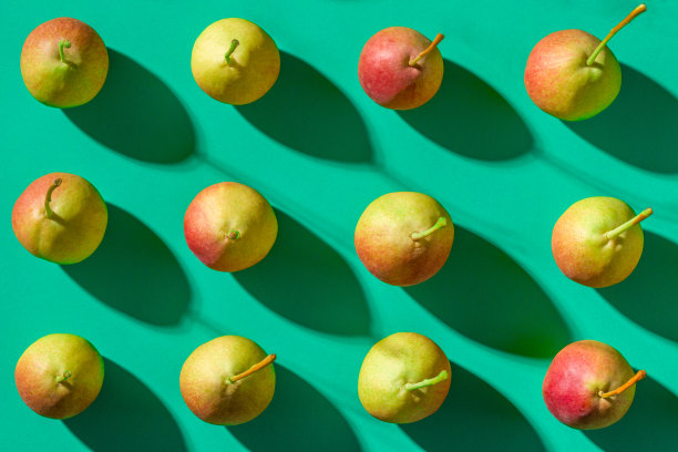梨子图案果实排列成一排，最小平铺绿松石绿色背景图片下载