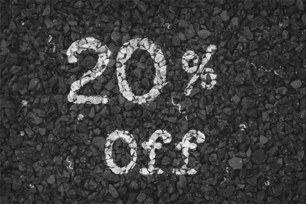 黑色和白色鹅卵石使一个质朴的海报与文字20% Off与小漩涡图案的砾石道路，矢量背景图片下载