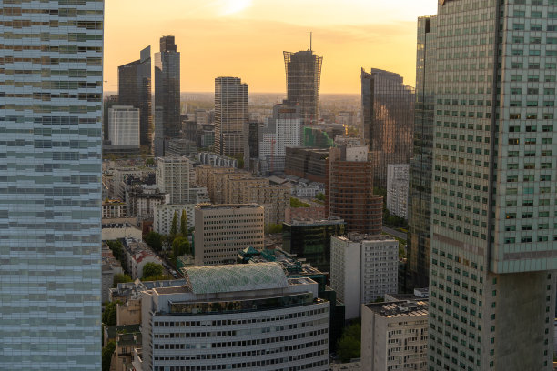 华沙现代摩天大楼和商业中心的全景。从上面俯瞰市中心。华沙,波兰。图片下载