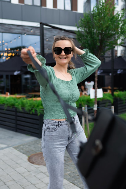 成功、快乐的女人在街上上班的肖像图片下载