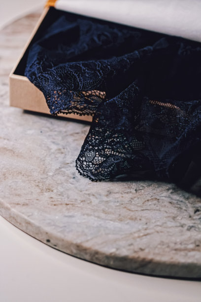 蕾丝服装内的优雅礼盒作为奢侈品购买图片下载