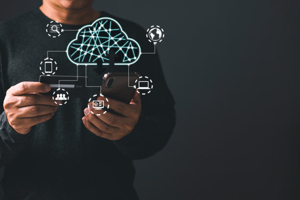 男子使用智能手机和云计算示意图显示在屏幕上。数据存储。利用在线数字网络技术开展商业活动，在网上数字市场买卖商业图片下载