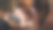 两个快乐的男孩晚上和妈妈在床上玩游戏。家人在一起，养育子女，快乐的童年和娱乐。图片下载