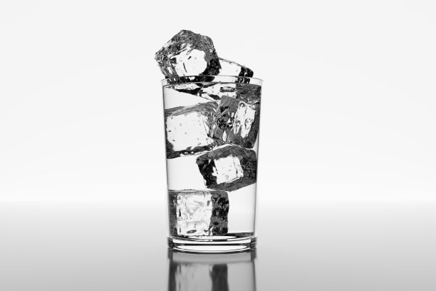 一杯冰水在白色背景反射表面上。图示为冷饮的概念图片下载