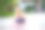 幼儿园的小女孩用彩色粉笔在后院的地上画花。积极快乐的蹒跚学步的孩子在沥青上画画和创造图片。夏季创造性的户外儿童活动。图片下载