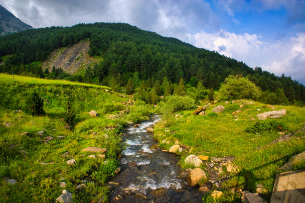 贝纳斯克山谷的夏日:山溪和多云的天空图片下载