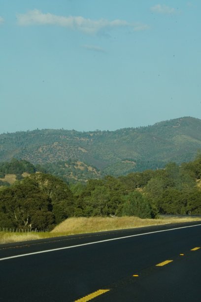 从加州120号公路上看图片下载