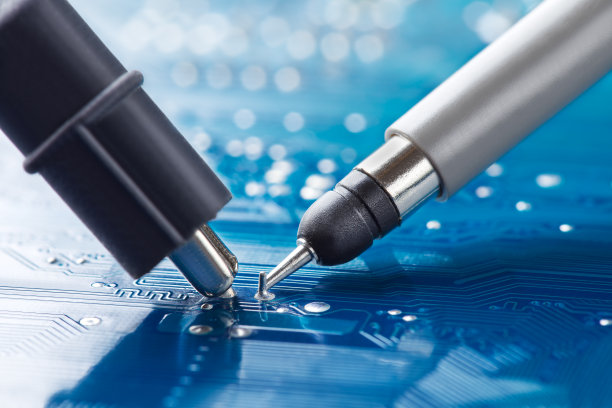 在PCB上使用示波器测量电子信号图片下载