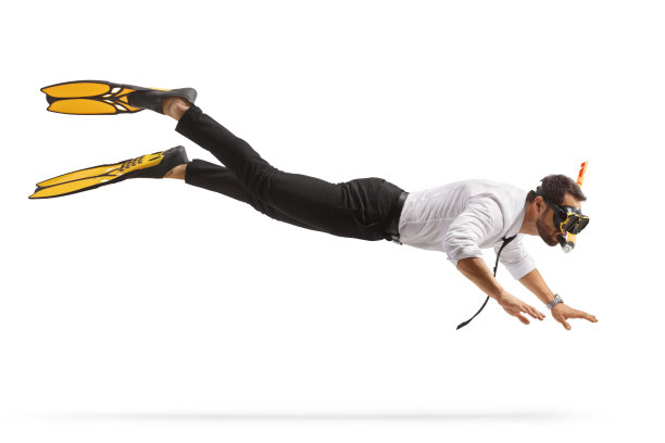 商人带着面具和脚蹼潜水图片下载