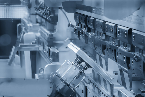 用机械臂接近钣金弯曲过程。图片下载