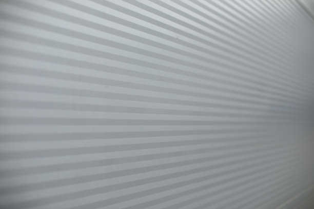 白色的窗帘。反射面。斜墙。图片下载