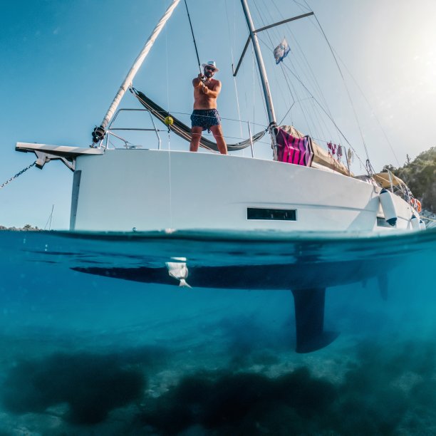 一个人在船上钓鱼图片下载