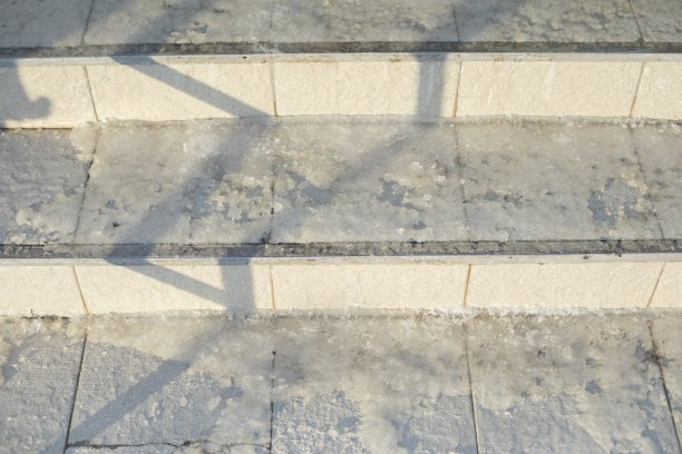 踩在冰上。雪在stuupenki上。瓷砖的糖衣。图片下载