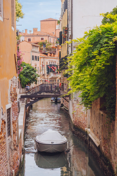 威尼斯狭窄的街道运河。意大利图片下载