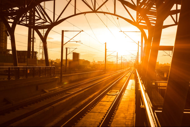 傍晚的火车站月台，落日的铁轨图片下载