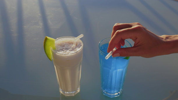 日落时分海边的两杯鸡尾酒图片下载