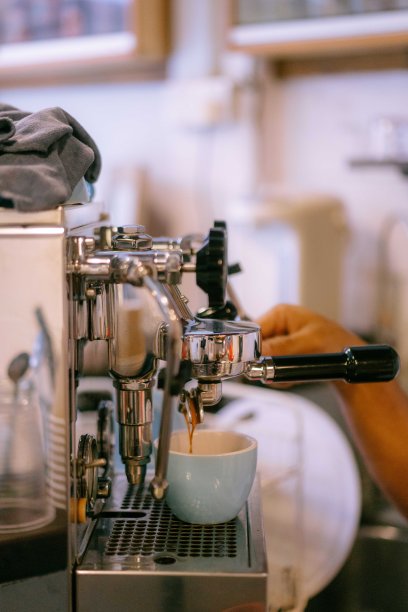 近距离用浓缩咖啡机制作拿铁咖啡图片下载