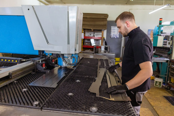 使用激光切割机的员工图片下载