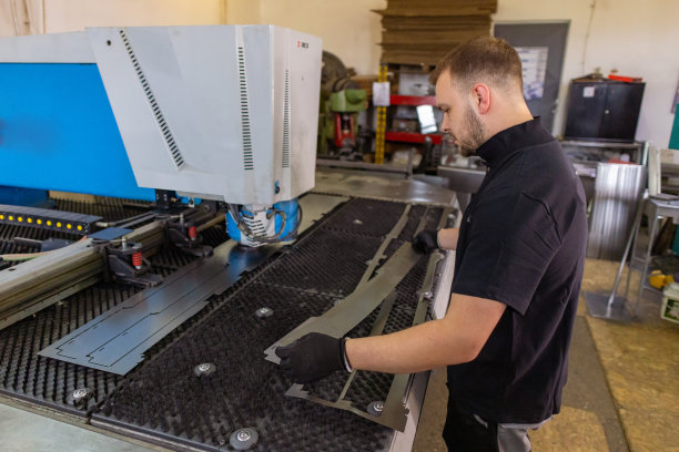 熟练操作激光设备的员工图片下载