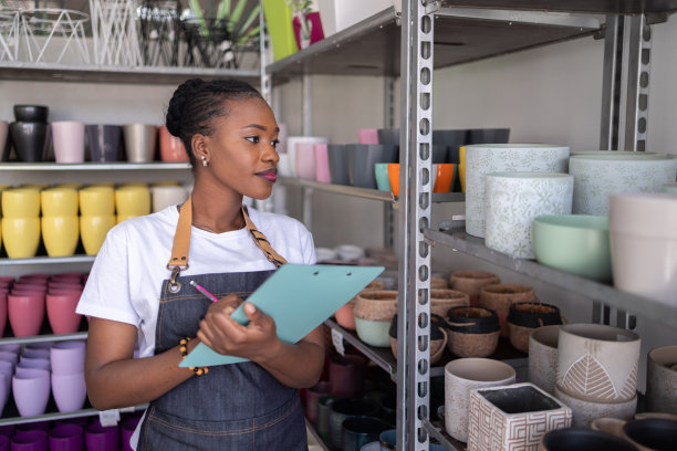 黑人女花店老板正在清点花盆图片下载