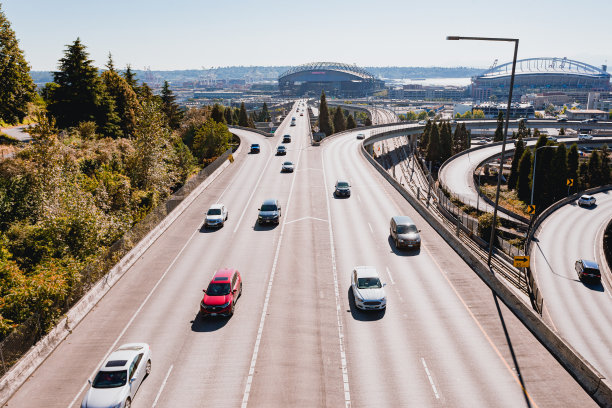 西雅图市中心交通多车道州际高速公路立交桥图片下载