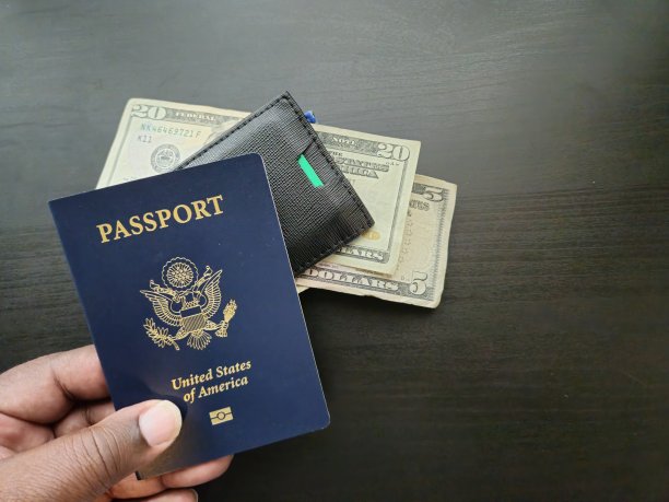 钱包里有现金，一个男人手里拿着美国护照图片下载