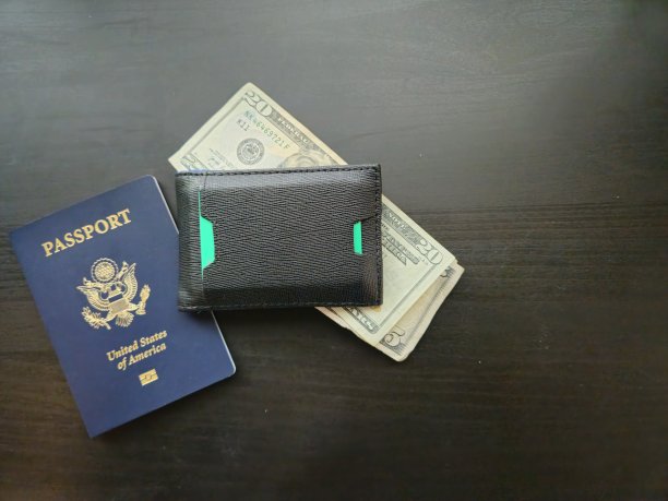 桌子上放着一个装有现金的钱包和一本美国护照图片下载