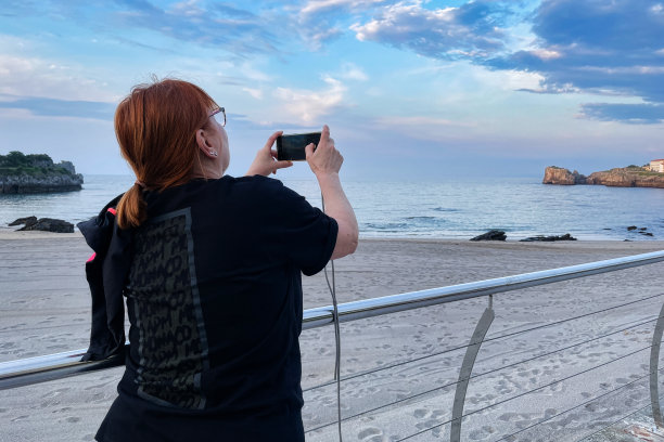玩智能手机的女人图片下载