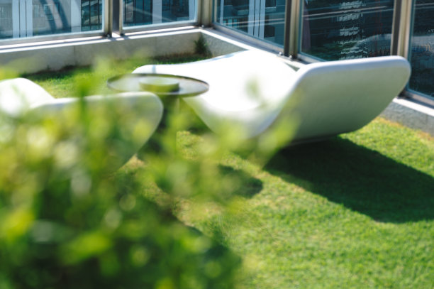 阳光明媚的一天，在东南亚的豪华住宅公寓的屋顶上享受放松的日光浴椅图片下载