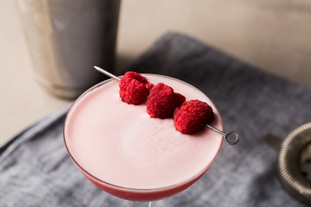 三叶草俱乐部鸡尾酒，由杜松子酒、干苦艾酒、新鲜柠檬汁、新鲜酸橙汁、覆盆子糖浆和蛋清调制而成图片下载