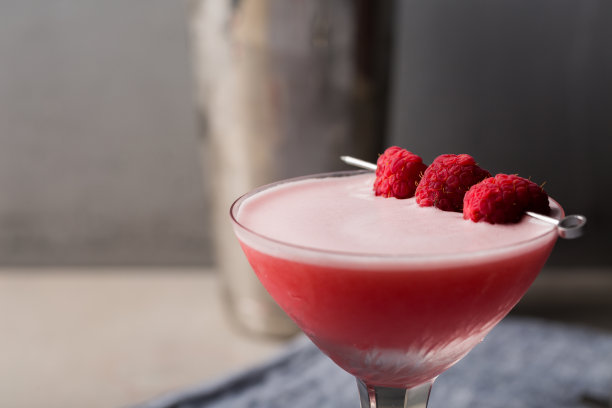 三叶草俱乐部鸡尾酒，由杜松子酒、干苦艾酒、新鲜柠檬汁、新鲜酸橙汁、覆盆子糖浆和蛋清调制而成图片下载